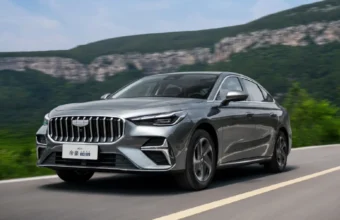 Geely Emgrand i-HEV hibrid sedanı Çində 13,010 dollara satışa çıxdı - chinacar.az