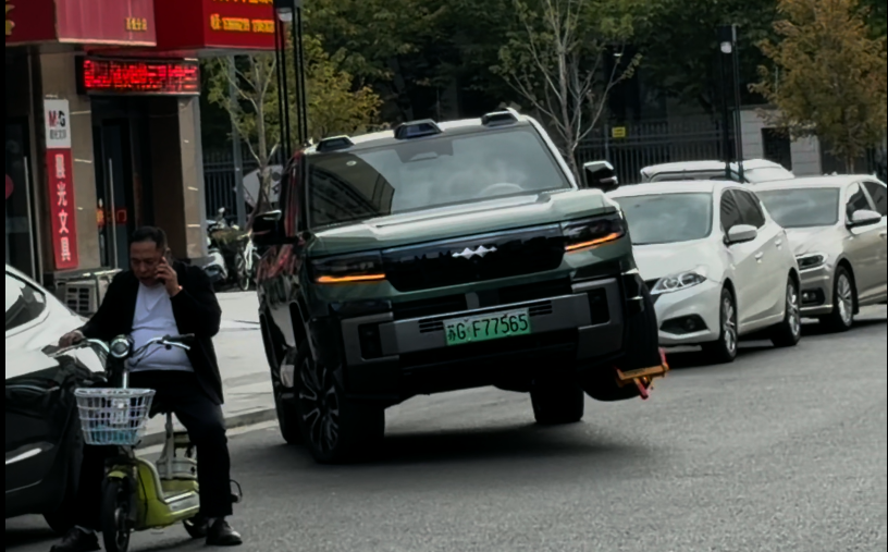 Viral video: BYD Bao 8 üç təkər üzərində hərəkət etdi - chinacar.az